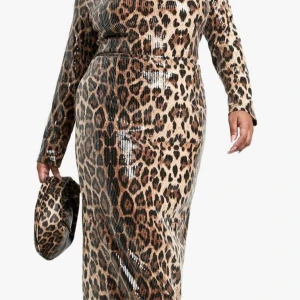 Topp - Snygg leopardmönstrad topp från Boohoo med glittriga detaljer. Toppen har en öppen rygg med knytband och långa ärmar. Perfekt för att sticka ut med stil. Ordinarie pris: 619:- mitt pris: 200:- Helt ny och oanvänd då returtiden till Boohoo gick ut.