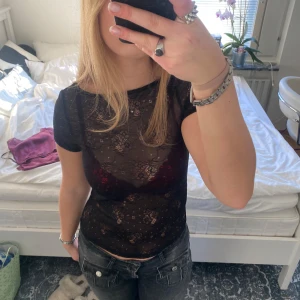 Spets topp - Jättefin festtopp ifrån bikbok, aldrig använd💕 supersnyggt spetsmönster och lägre i ryggen