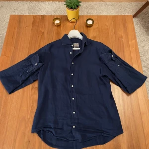 La Chemise skjorta  - Väldigt fin linneskjorta från det fina märket La Chemise. Den är väl bevaren och har bara använts en sommar. Skjortan har inget slitage och är därför som ny! Den är köpt på deras egna butik vid stureplan för 899. Vid fler funderingar är det bara att skriva!☺️