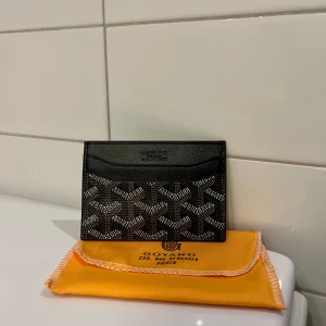 Plånbok - Helt ny plånbok, allt som är på bilderna kommer med. För frågor kontakta!