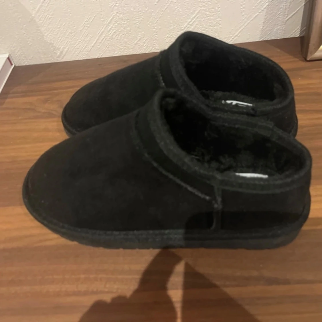Svarta låga uggs ifrån lager 157 storlek: 34/35  - 90
