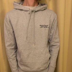 Maison Kitsuné Hoodie - Äkta Maison Kitsuné Hoodie i 9/10 skick✅ (ändast en liten blekning som inte märks eller syns vid användning syns p bild 5) Stolek S modell 180 60kg. Pris kan alltid diskuteras vid snabb affär. Mvh LÉ😊