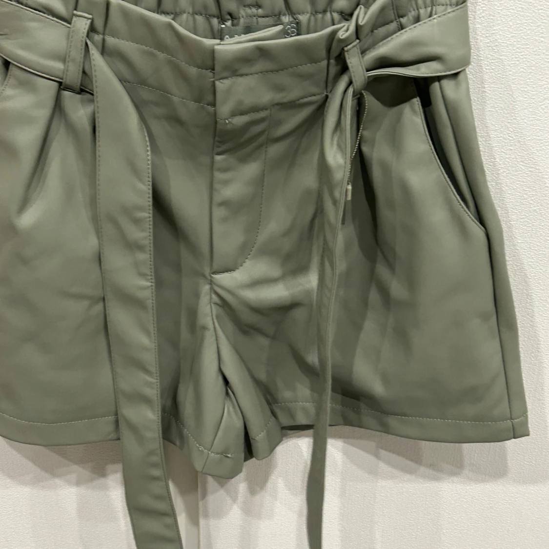 Olivgröna shorts med knytband - 92