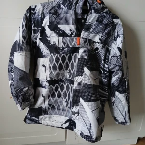 Vinterjacka/Skidjacka strl 146. - Vinterjacka i nyskick från KappAhl, använd ett fåtal gånger. Storlek 146.  Nypris: 799