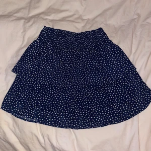 Volangkjol - Söt marinblå volangkjol med vitt mönster