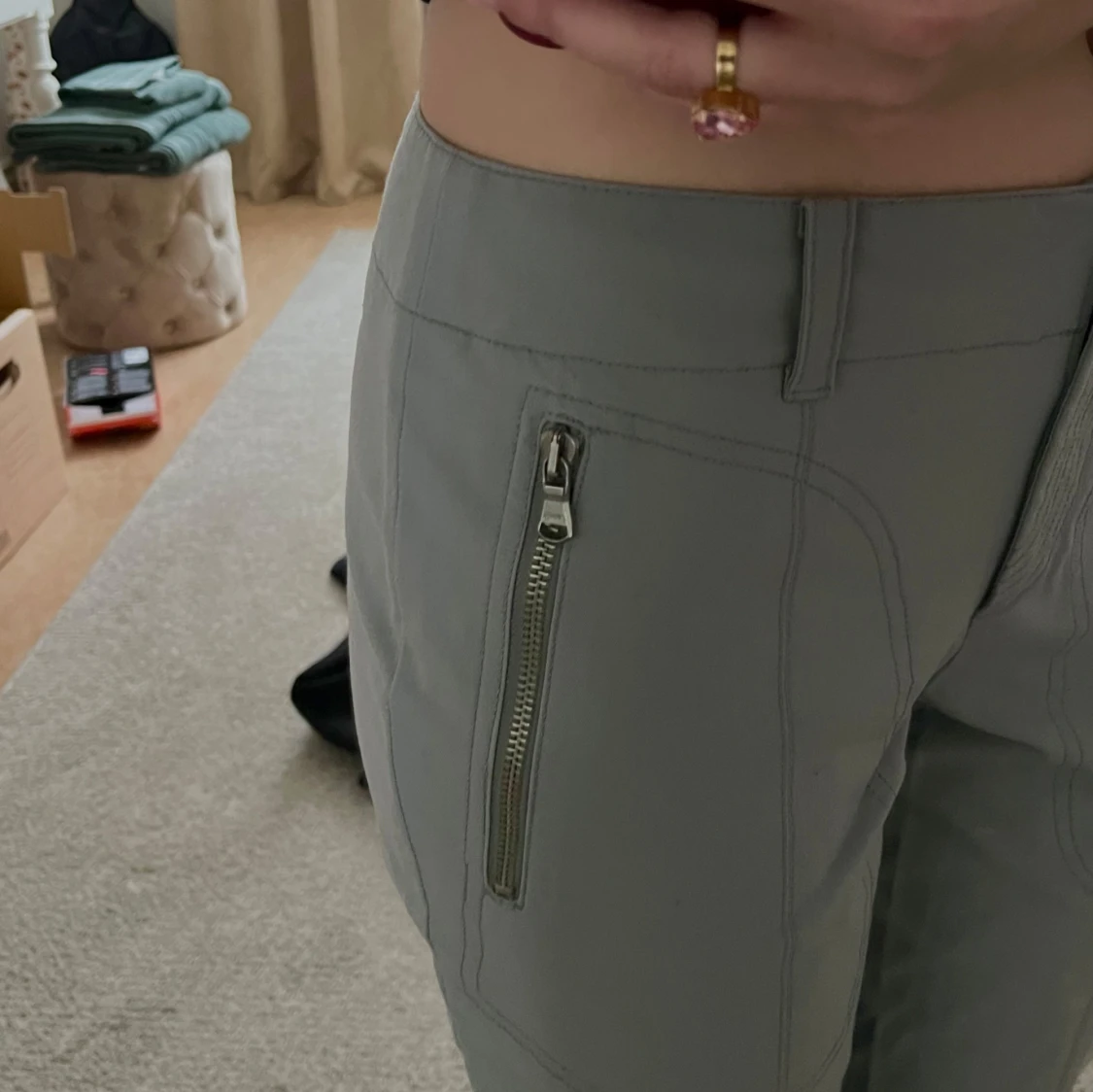 Grå byxor med dragkedjedetaljer - 91