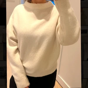 Stickad tröja  - Super fin, mysig stickad tröja från Zara! Använd fåtal gånger och är i väldigt fint skick, dock är det en fläck på armen som jag inte riktigt vet hur man får bort🤗