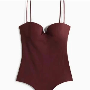 Vinröd baddräkt med smala axelband - Vinröd body från HM! Aldrig använd 