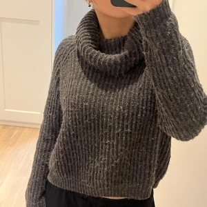 Stickad tröja - Supermysig stickad tröja med krage! Väl använd men i fint skick🤗Det står i tröjan att märket är Ü men tror den är från Kappahl.