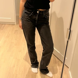 Zara straight jeans - Superfina midwaist straight jeans från Zara! Använda en del men i fint skick🤗