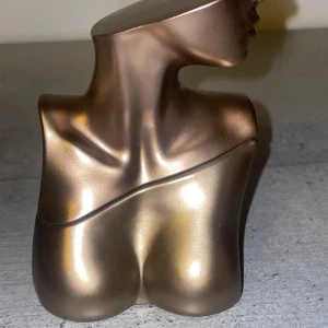 Parfymflaska i form av en torso - Billie Eilish Eilish EDP 50ml - Parfymen är använd. Andra bilden visar hur mycket av parfymen som används. 