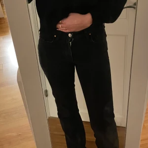 Svarta jeans - Lågmidjade keans från bikbok i storlek 24/34, bra i längd på mig som är 168!