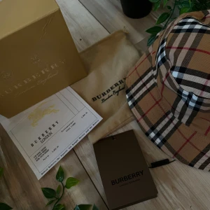 Burberry bucket hat - Burberry brit bucket hat! Og box / påsar ingår ej! Skriv via intresse / frågor, pris kan sjävklart diskuteras! 