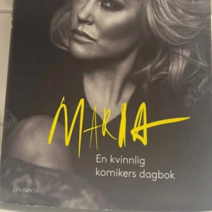 Maria: En kvinnlig komikers dagbok - Boken 'Maria: En kvinnlig komikers dagbok' av Mia Skäringer utforskar personliga upplevelser och insikter med humor och allvar. Skäringer delar modigt med sig av sina tankar och erfarenheter från rampljuset och livet i stort. Köpte för 179 kronor men jag säljer för 79 kronor. 