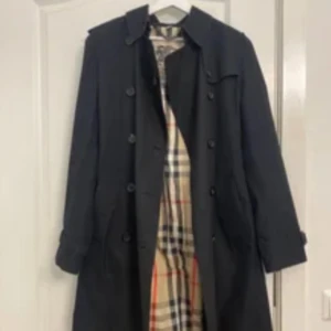 Burberry trenchcoat - Oanvänd köpt från London, skriv för mera bilder och kvitto 