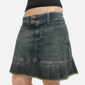 Söt Jeanskjol - Supersnygg jeanskjol med volangdetalj och stora fickor fram. Den är från sena 90-tal/tidiga 2000-talet. Köpt secondhand i USA men aldrig använd av mig. Hör av dig om du har några frågor :)