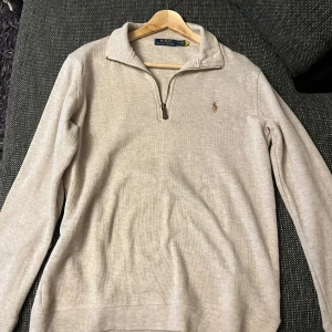 Polo Ralph lauren half zip - Säljer min polo half zip som inte kommer till Användning. Den har inga hål eller fläckar och typ som ny. Om du är intresserad är det bara att höra av dig. Kvitto finns!