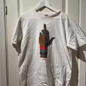 Supreme Dead Prez Tee - Condition 3/10, Nypris: 1500. Säljs för: 249
