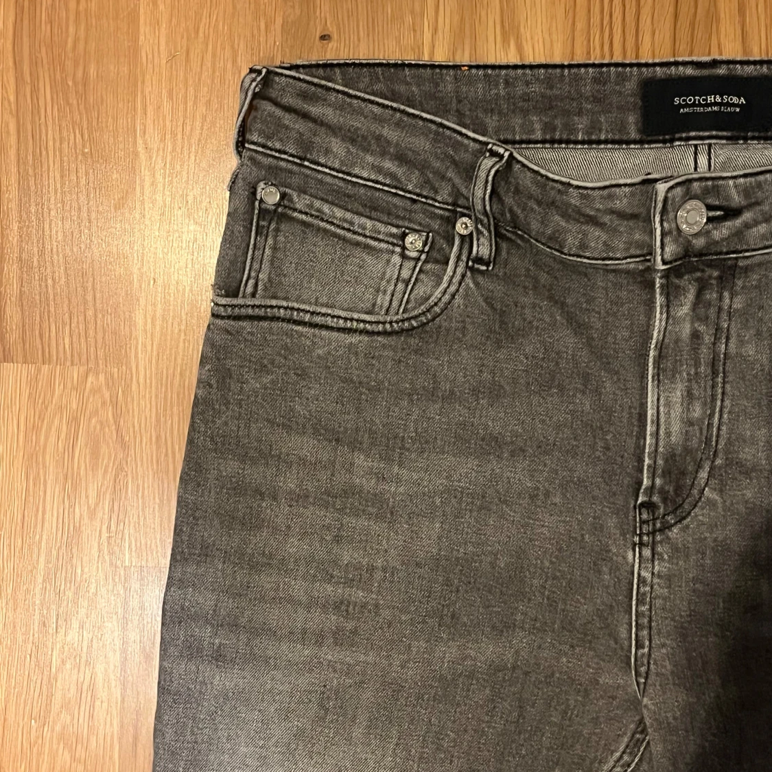Grå jeans från Scotch & Soda - 90