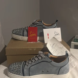 Louboutin Skor - Tja! Säljer mina Loubotin skor med spikar i mycket bra skick! Ingår Låda, dustbag, kvitto, och certifikat. Storlek 42 men passar 43. Om du har frågor eller funderingar så hör av dig! Mvh JacobsCloset