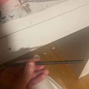 Ask brun ögonbrynspenna - Säljer en brun ögonbrynspenna med smal spets för precis applicering. Perfekt för att fylla i och forma ögonbrynen med ett naturligt resultat. Den är ifrån H&M. Endast testad en gång.