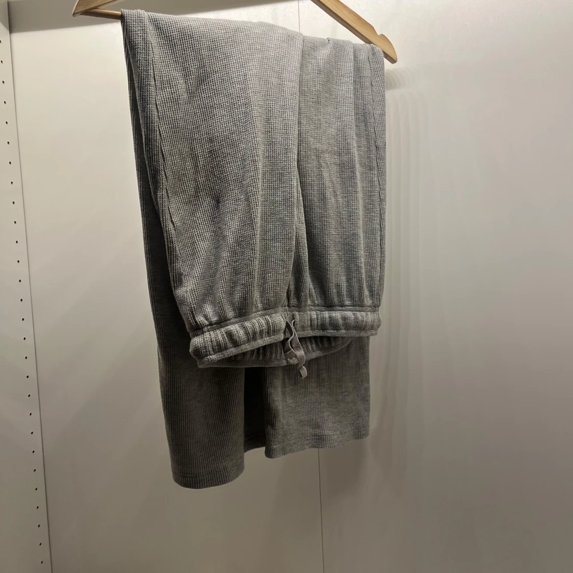 Grå ribbade mjukisbyxor