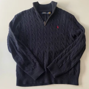 Polo Ralph Laurent zip - Hej! Säljer nu dessa sjukt exklusiva polo raplh Laurent zipen. Superfint skick! Utan några defekter. Nypris ligger på 2699kr på care of Carls. Hör av dig vid frågor!