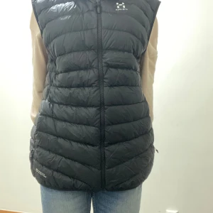 Svart dunväst från Haglöfs - Säljer en svart dunväst från Haglöfs, jag säljer min haglöfs på grund av att jag fick den som födelsedagspresent, och kvitto och sånt inte finns med. Men det är en jättefin väst som man kan ha på sommaren. Tyvärr fick jag den i xl, annars hade jag använt den för länge sedan. Knappt använt, bara testat och tagit bilder med den. Jag trodde jag skulle använda den så jag tog bort kvittot och allt. Men ja, därefter var den väldigt stor på mig också.  Vi kan diskutera priset också privat.