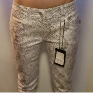 Y2k lowrise snakeprint  - Snygga ormmönstrade byxor från Tiger of Sweden. Modell: Slender. Aldrig använda,  med prislapp kvar. Storlek W28, L32.