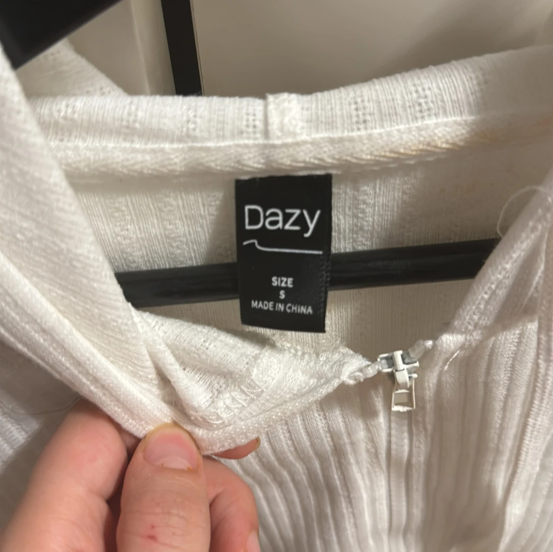 Vit ribbad hoodie från Dazy - 91