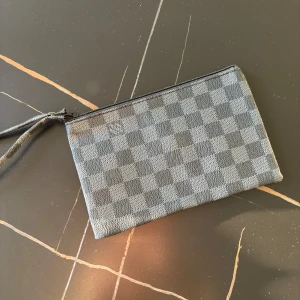 Plånbok  - En plånbok eller väska man kan använda den lite hur man vill och när man vill, 100kr 