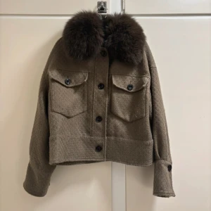 MEOTINE Beige jacka med pälsdetalj - Ordn pris 3500 Tar emot prisförslag vill bli av med! Snygg beige jacka med stor, fluffig pälsdetalj på kragen. Jackan har knappar framtill och två stora fickor med lock. Perfekt för kyligare dagar med sin stilrena design.