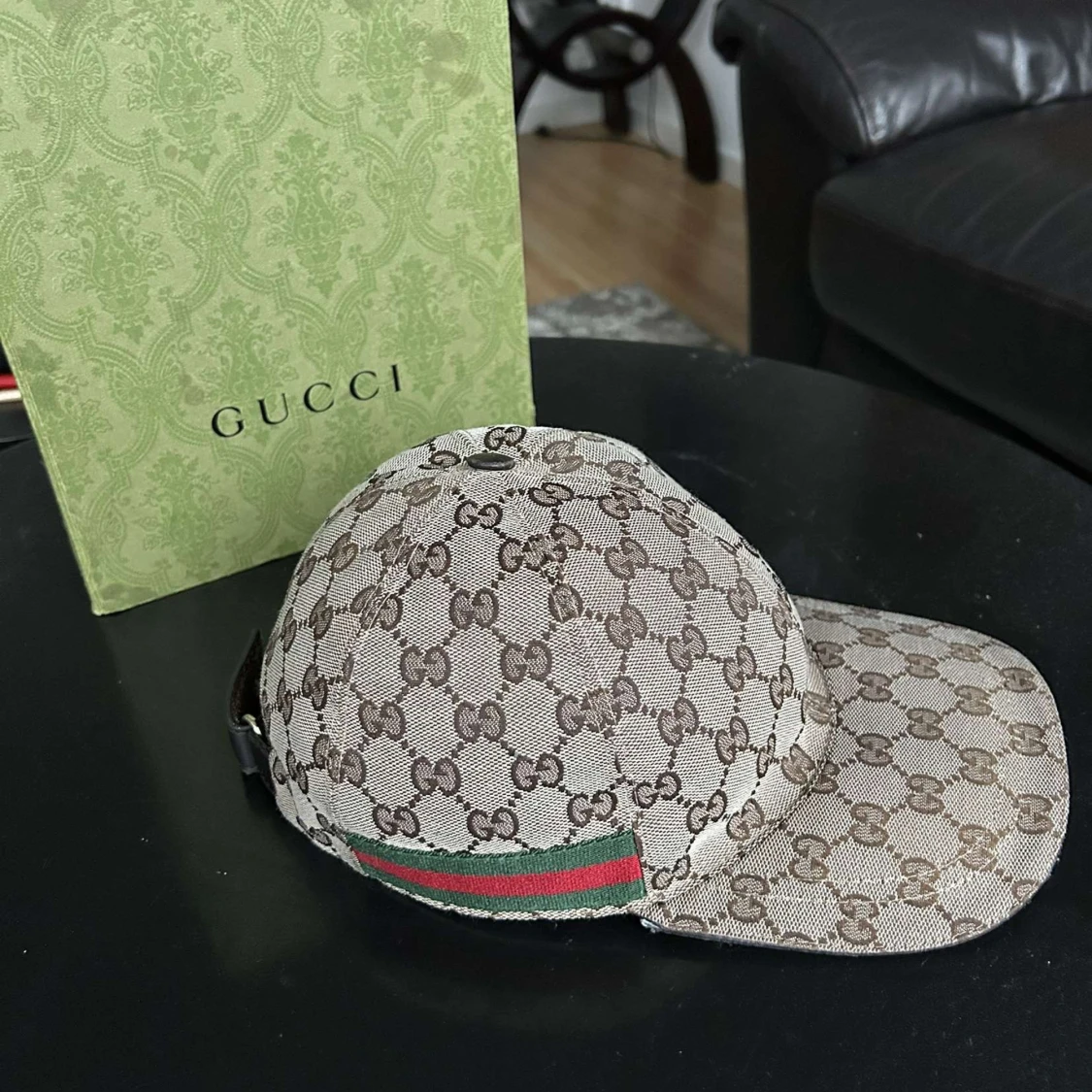 Beige keps från Gucci