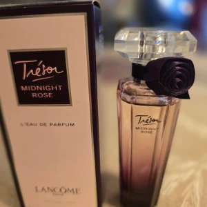 Lancome Trésor Midnight Rose EDP 30 ml - Rensar ut lite här hemma. Lancome Trésor Midnight Rose EDP 30 ml. Provad 2-3 gånger så flaskan är full. 