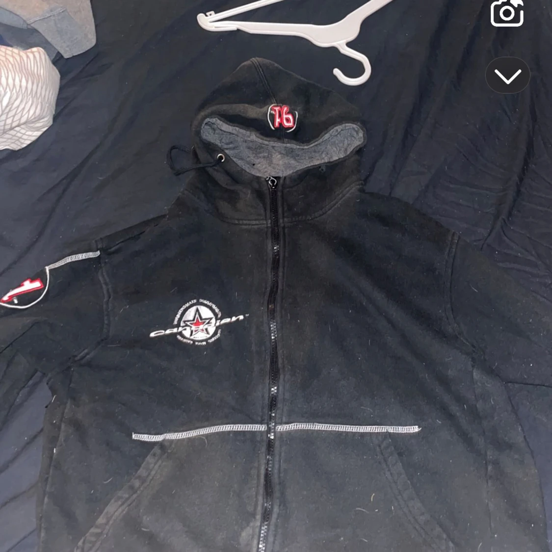 Svart huvtröja med tryck