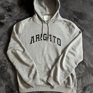 Arigato hoodie - Arigato hoodie i använt skick, lite defekter som syns på bilderna annars bra skick. Skick 6/10. Storlek M.  Pris går att diskutera✅