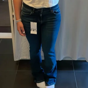 Mörkblå bootcut jeans - Säljer dessa jeans jg sålt tidigare fast i storlek 34! Supersnygga från zara, nypris är mellan 400-500 o dom är i bra skick!😁