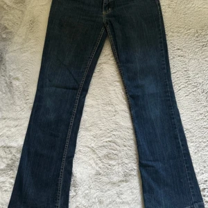 Mörkblå bootcut jeans - 29x32, Snygga mörkblå bootcut jeans med klassisk design. Perfekta för en avslappnad stil. De har en bekväm passform och är tillverkade i ett slitstarkt material.