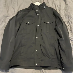 Svart jacka från J.Lindeberg - Snygg svart jacka från J.Lindeberg! Använder aldrig den längre. Pris kan diskuteras 