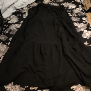 Svart långklänning från Missguided - Elegant svart långklänning från Missguided med en flytande design. Perfekt för en stilren look. Klänningen har en enkel och klassisk stil som passar många tillfällen.