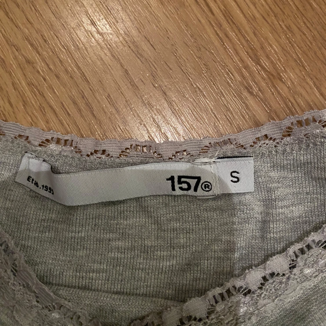 Grå topp med spetsdetaljer från 157. - 1