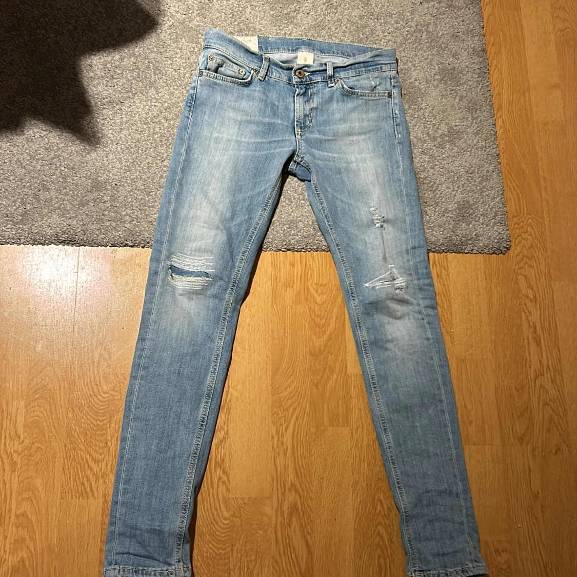 Ljusblå Dondup jeans med slitningar, w27