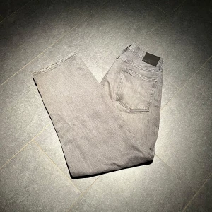 Baggy grå jeans från Vailent - Snygga grå jeans från Vailent. De har en lösare passform som är perfekt för en avslappnad look.  Ytterben: 107, innerben: 79, midja: 40, benöppning: 23. Pris kan diskuteras!