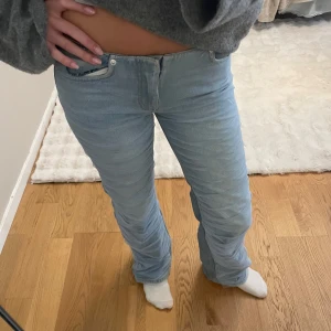 Ljusblå jeans med rynkade detaljer - Ljusblå jeans med spets på ena sidan. Skriv för fler bilder🌟från weekday