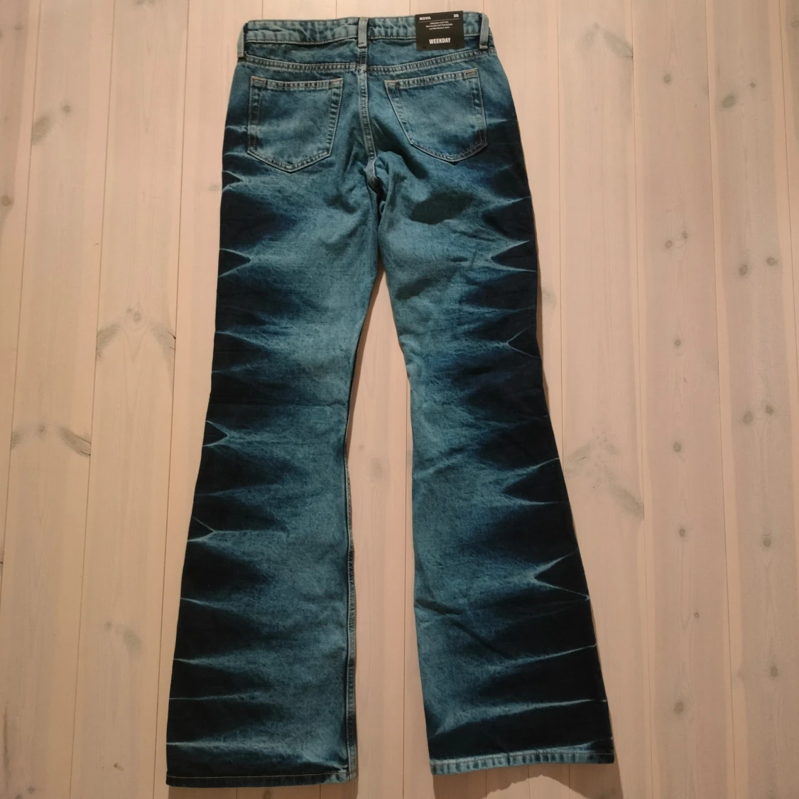 Blå bootcut jeans från Weekday - 90