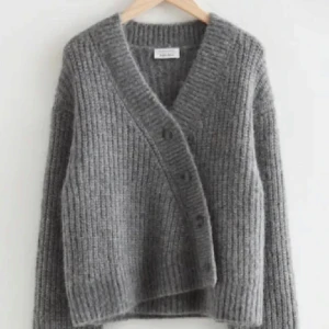 & Other Stories kofta - Säljer min super fina och populära kofta då den inte kommer till så stor användning! Fint skick på den 💗