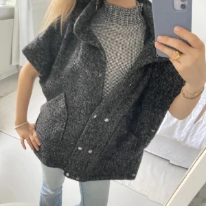 Grå kappa - Såå snygg grå ullväst med korta ärmar!!. Perfekt till våren och hösten 💗