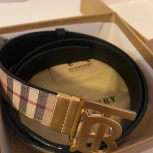 Bälte från Burberry - Äkta burberry bälte i bra skick, box osv följer med! Hör görna av dig!