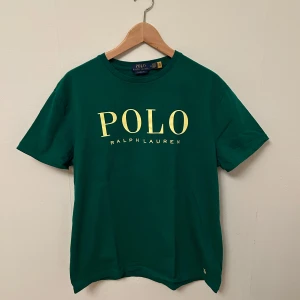 Ralph Lauren T-shirt - Grön Ralph Lauren polo T-shirt, helt ny utan tags. Storlek Medium.