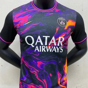 Svart och färgglad PSG fotbollströja - Snygg PSG fotbollströja från Nike med ett unikt färgglatt mönster i lila, rosa och orange på en svart bas. Tröjan har korta ärmar och klubbens emblem på bröstet. Perfekt för fotbollsfans som vill sticka ut!